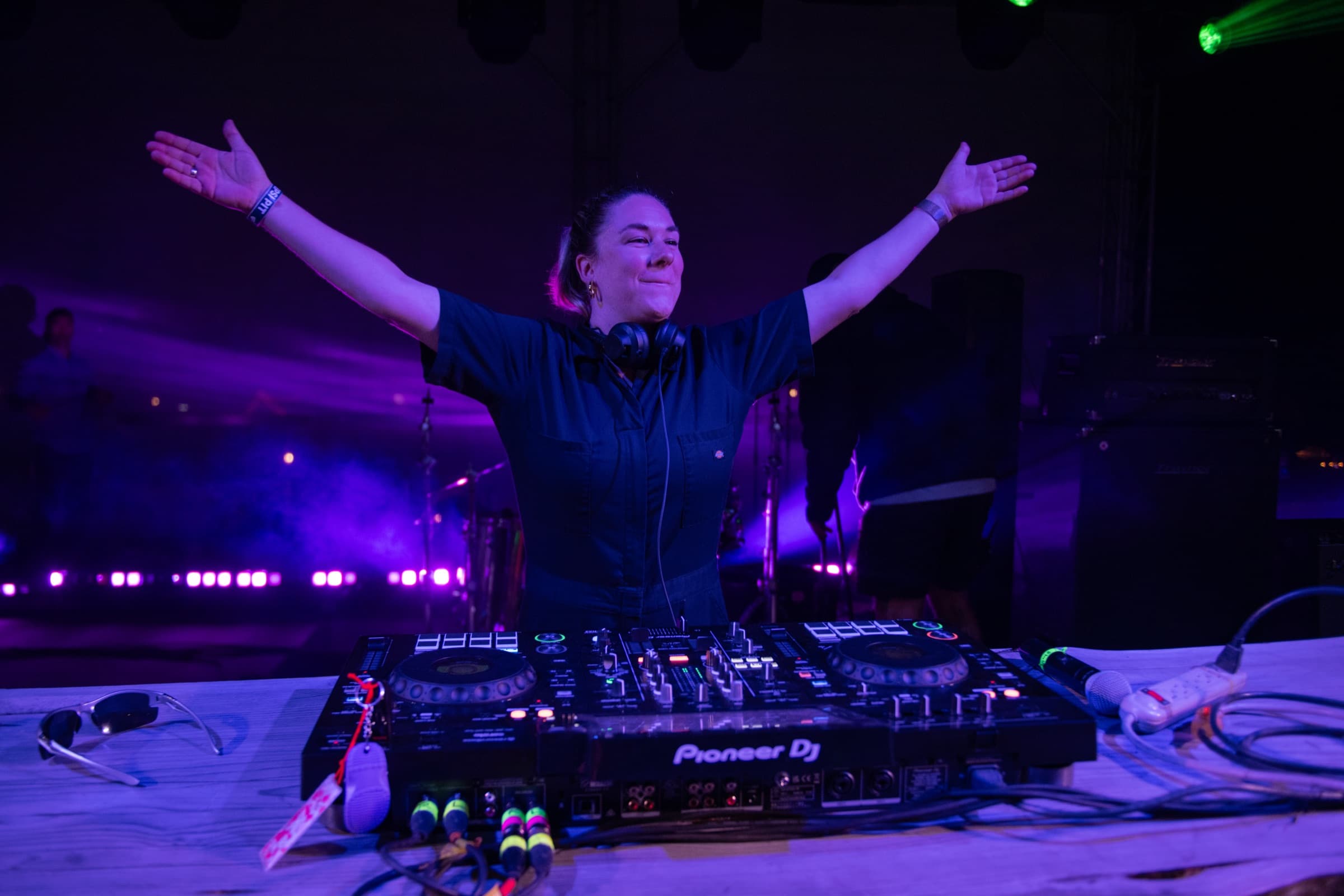 Sport Mode arms open behind the decks